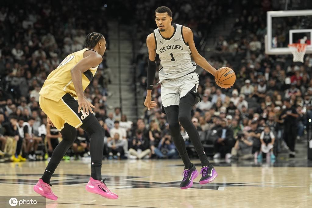 文班亚马15+8哈珀24+5 马刺大胜奇才